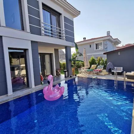 Villa A Comfortable With Pool In Cesme Villaatasoy Reisdere