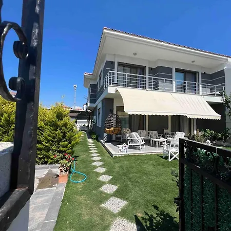 A Comfortable With Pool In Cesme Villaatasoy Reisdere