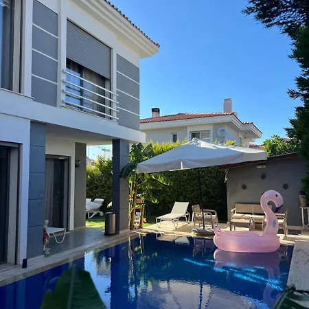 A Comfortable With Pool In Cesme Villaatasoy * Reisdere