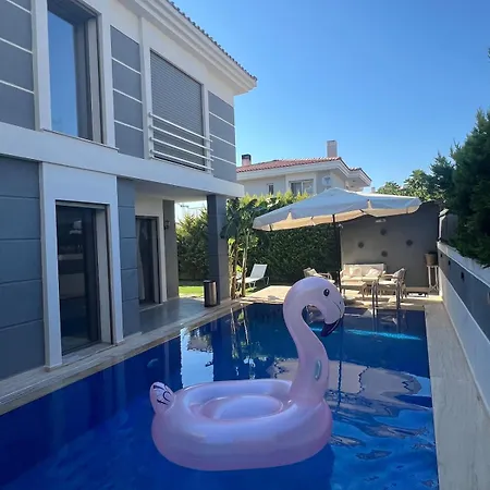 Villa A Comfortable With Pool In Cesme Villaatasoy Reisdere